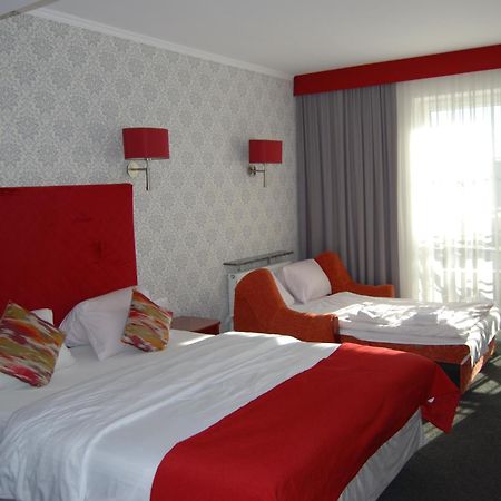 Amigo Hotel Сулеювек Екстер'єр фото